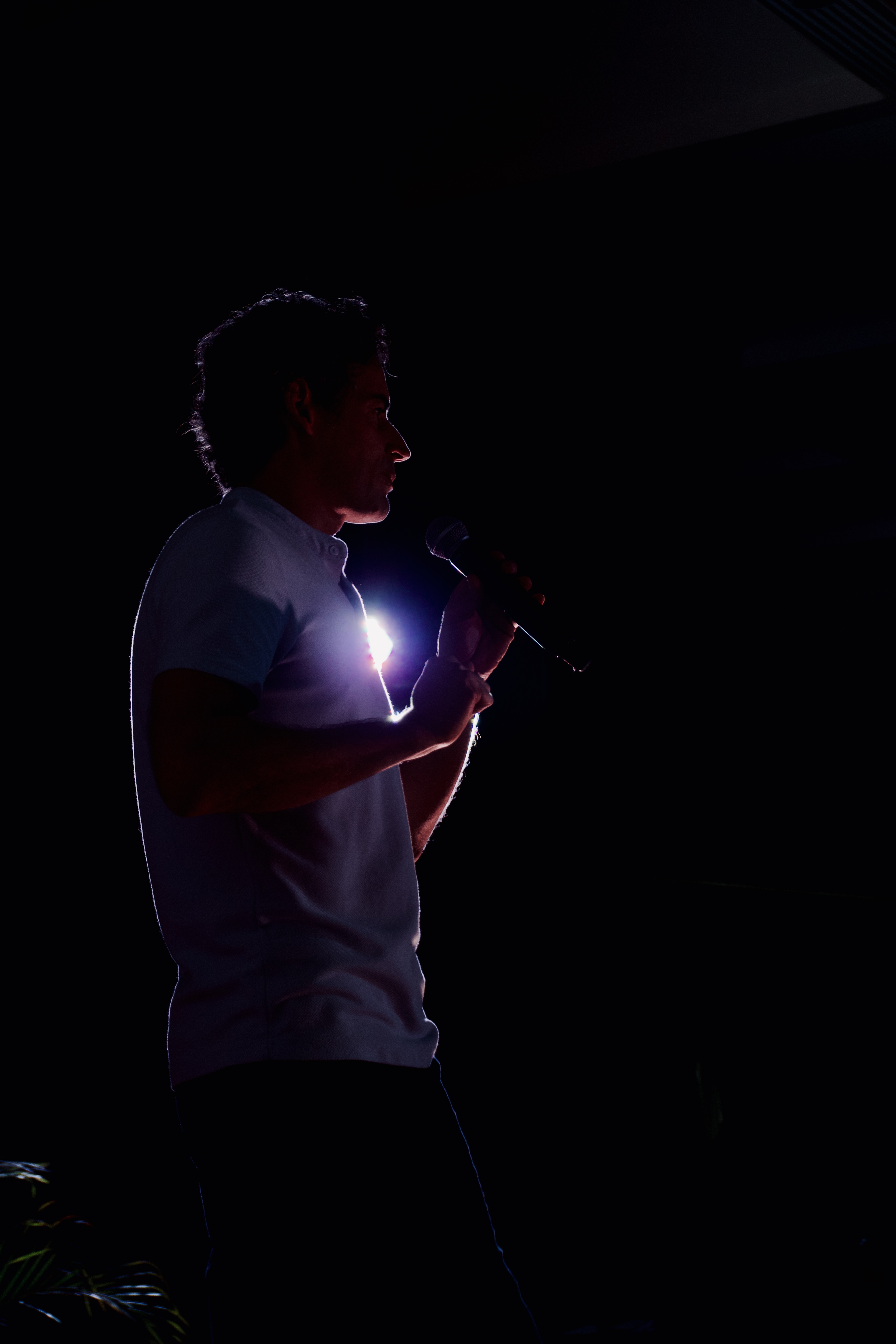 Esteban hablando con micrófono